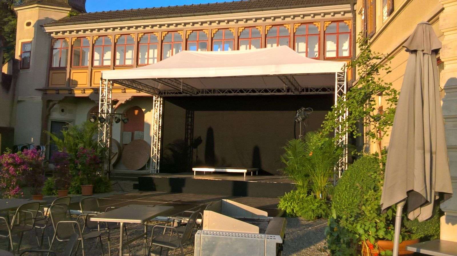 Bühne mit 4x6m Tanzparket für Hochzeit im Schloss Seeburg